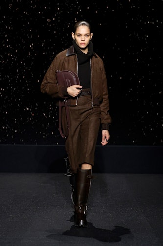 Bir model, Paris Fuarı kapsamında Hermès Kadın Giyim Sonbahar/Kış 2024-2025 defilesi sırasında podyumda yürüyor.