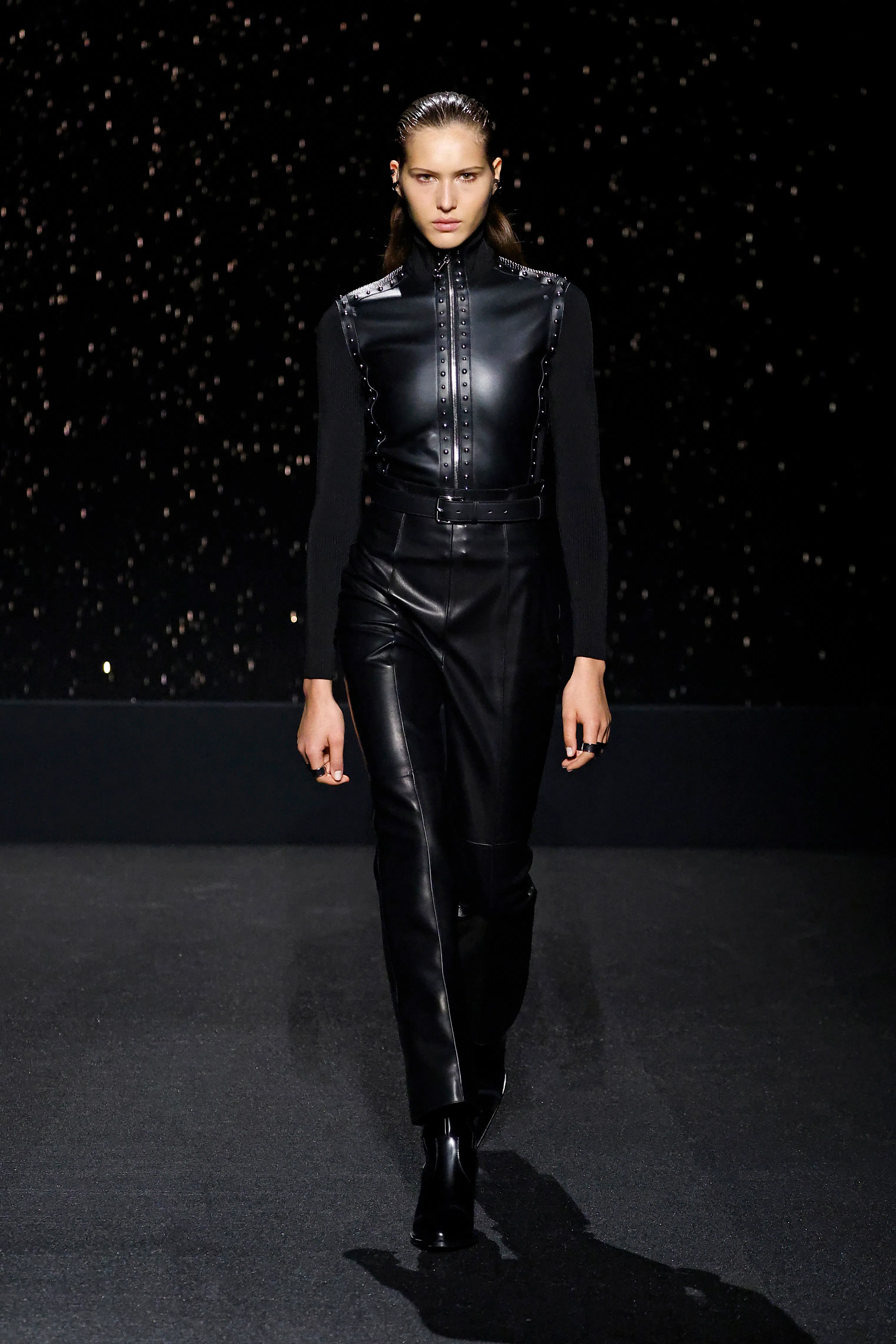 Bir model, Paris Fuarı kapsamında Hermès Kadın Giyim Sonbahar/Kış 2024-2025 defilesi sırasında podyumda yürüyor.