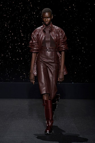 Bir model, Paris Fuarı kapsamında Hermès Kadın Giyim Sonbahar/Kış 2024-2025 defilesi sırasında podyumda yürüyor.