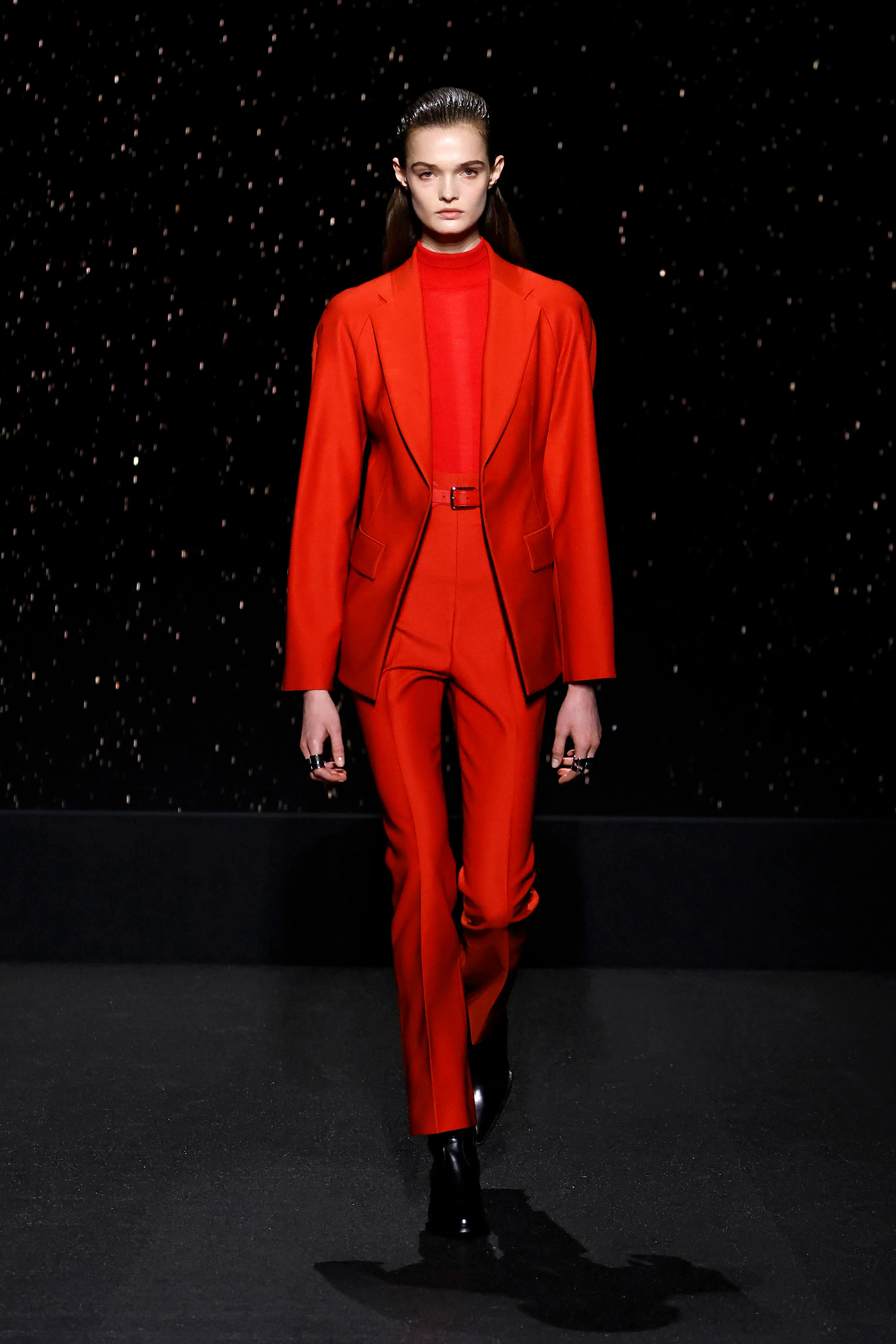 Bir model, Paris Fuarı kapsamında Hermès Kadın Giyim Sonbahar/Kış 2024-2025 defilesi sırasında podyumda yürüyor.