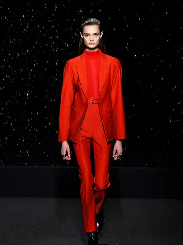 Bir model, Paris Fuarı kapsamında Hermès Kadın Giyim Sonbahar/Kış 2024-2025 defilesi sırasında podyumda yürüyor.