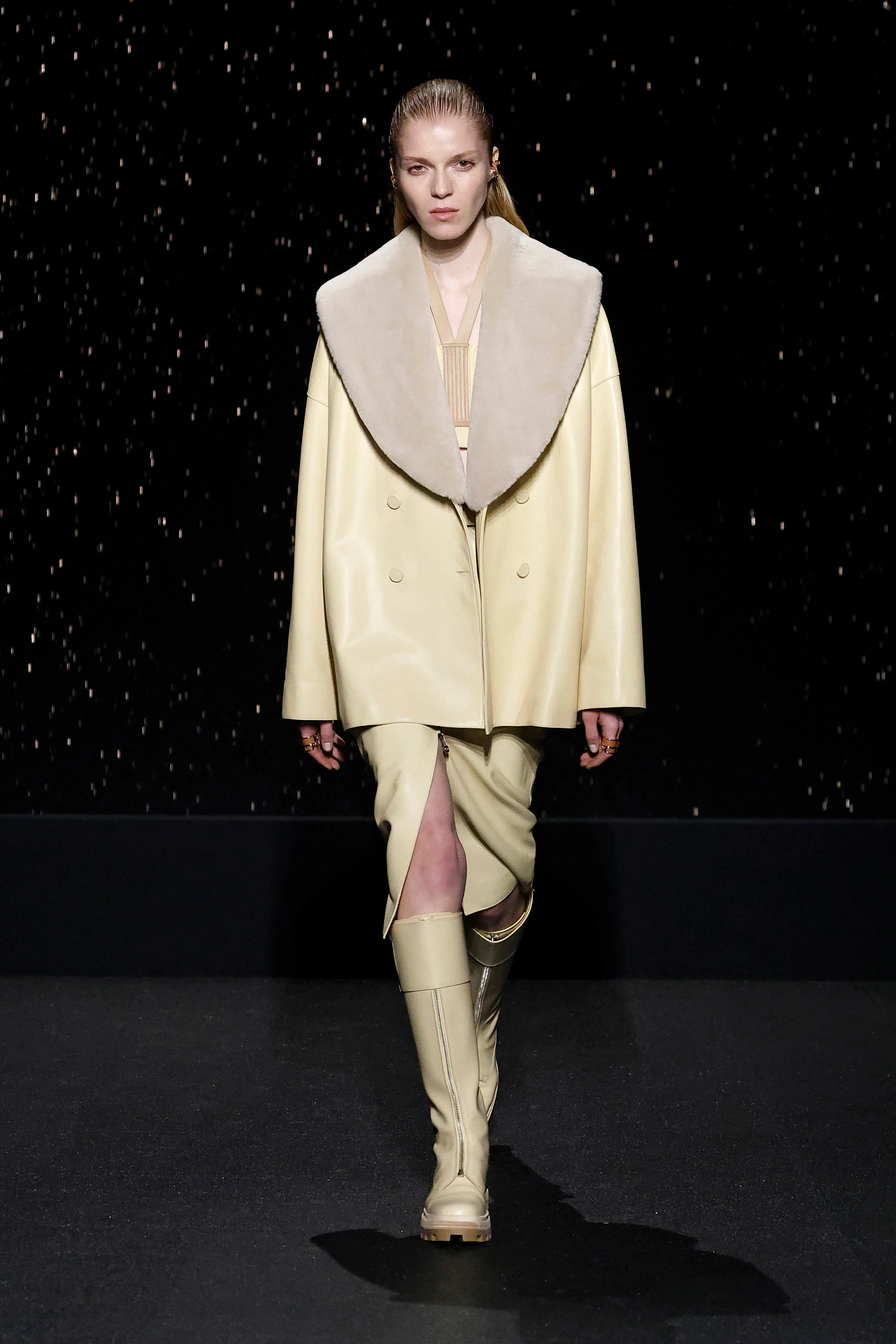 Bir model, Paris Fuarı kapsamında Hermès Kadın Giyim Sonbahar/Kış 2024-2025 defilesi sırasında podyumda yürüyor.