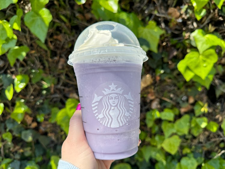 I tried Starbucks' new Lavender Crème Frappuccino. 