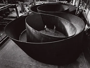 Richard Serra'nın 2006 yılındaki MoMA retrospektif sergisinde sergilenen Dizisi'nin kuşbakışı görünümü.