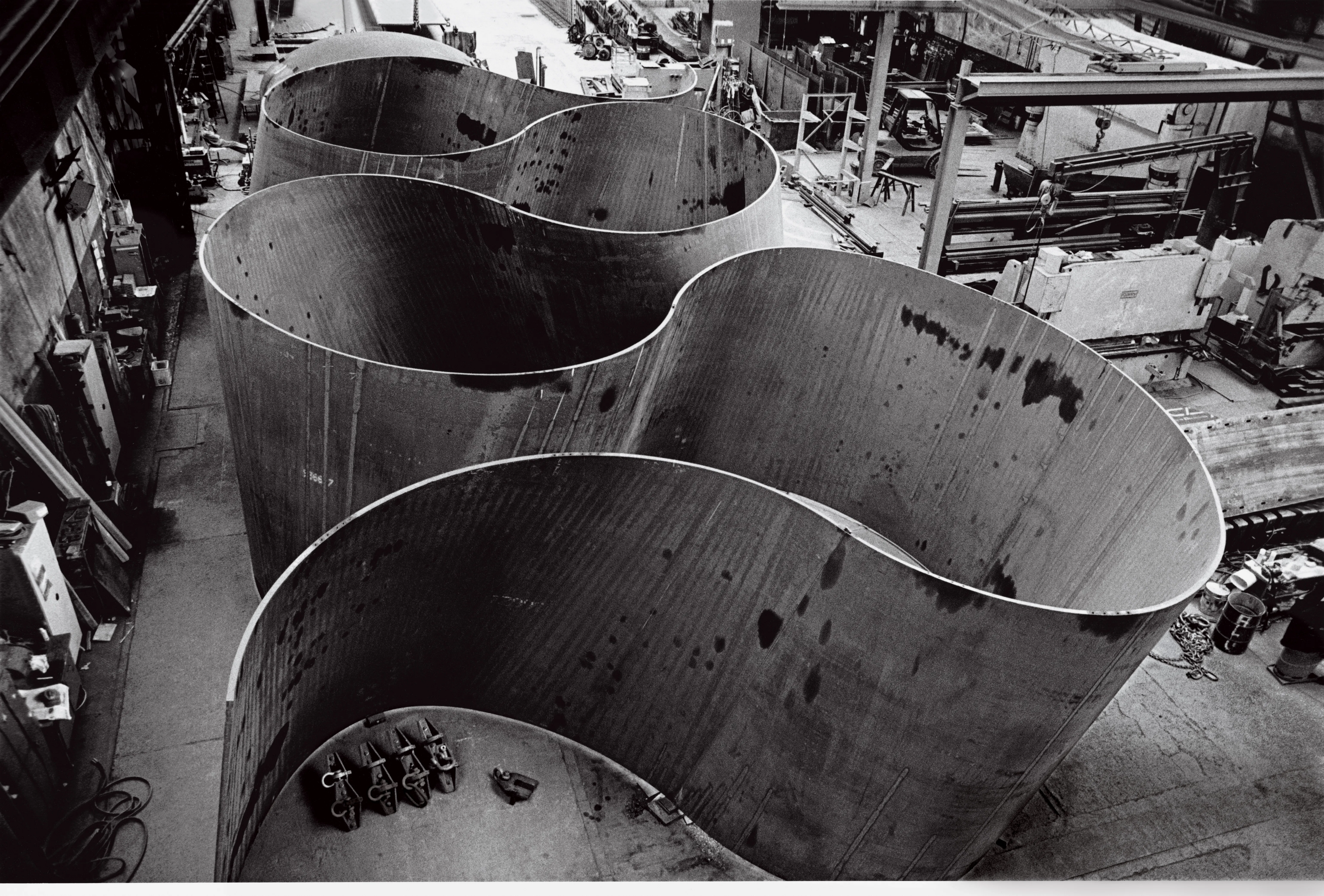 Richard Serra, Band, (2006), 2007'de MoMA'da kuruluyor.
