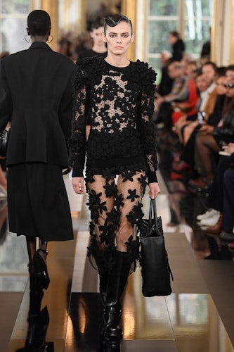 Paris Hazır Giyim Moda Haftası kapsamında Valentino RTW Sonbahar 2024'te podyumda model...