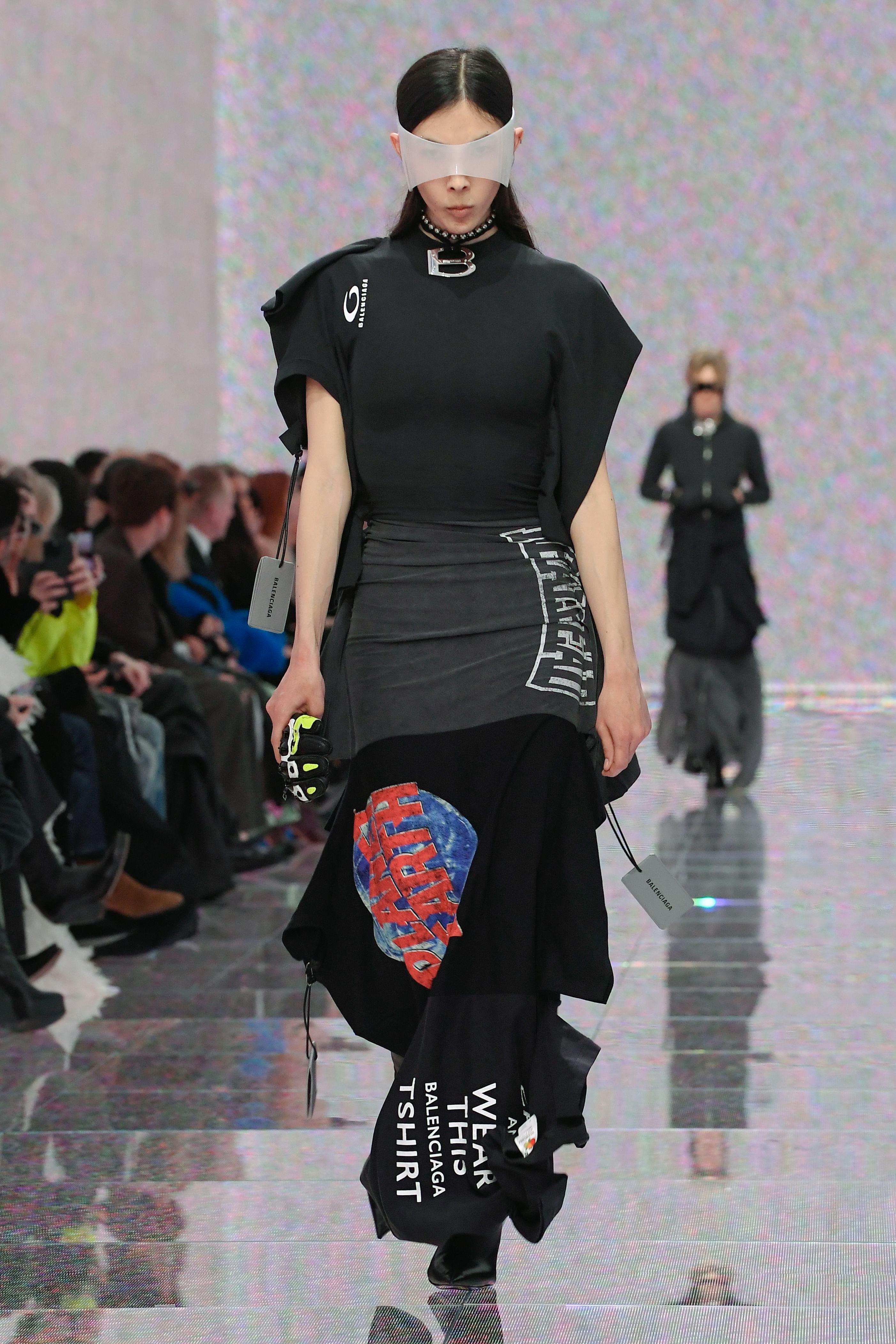 Paris Hazır Giyim Moda Haftası kapsamında Balenciaga RTW Sonbahar 2024'te podyumda model ...