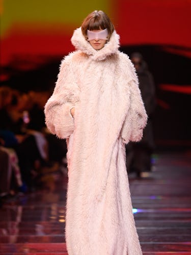 Paris Hazır Giyim Moda Haftası kapsamında Balenciaga RTW Sonbahar 2024'te podyumda model ...