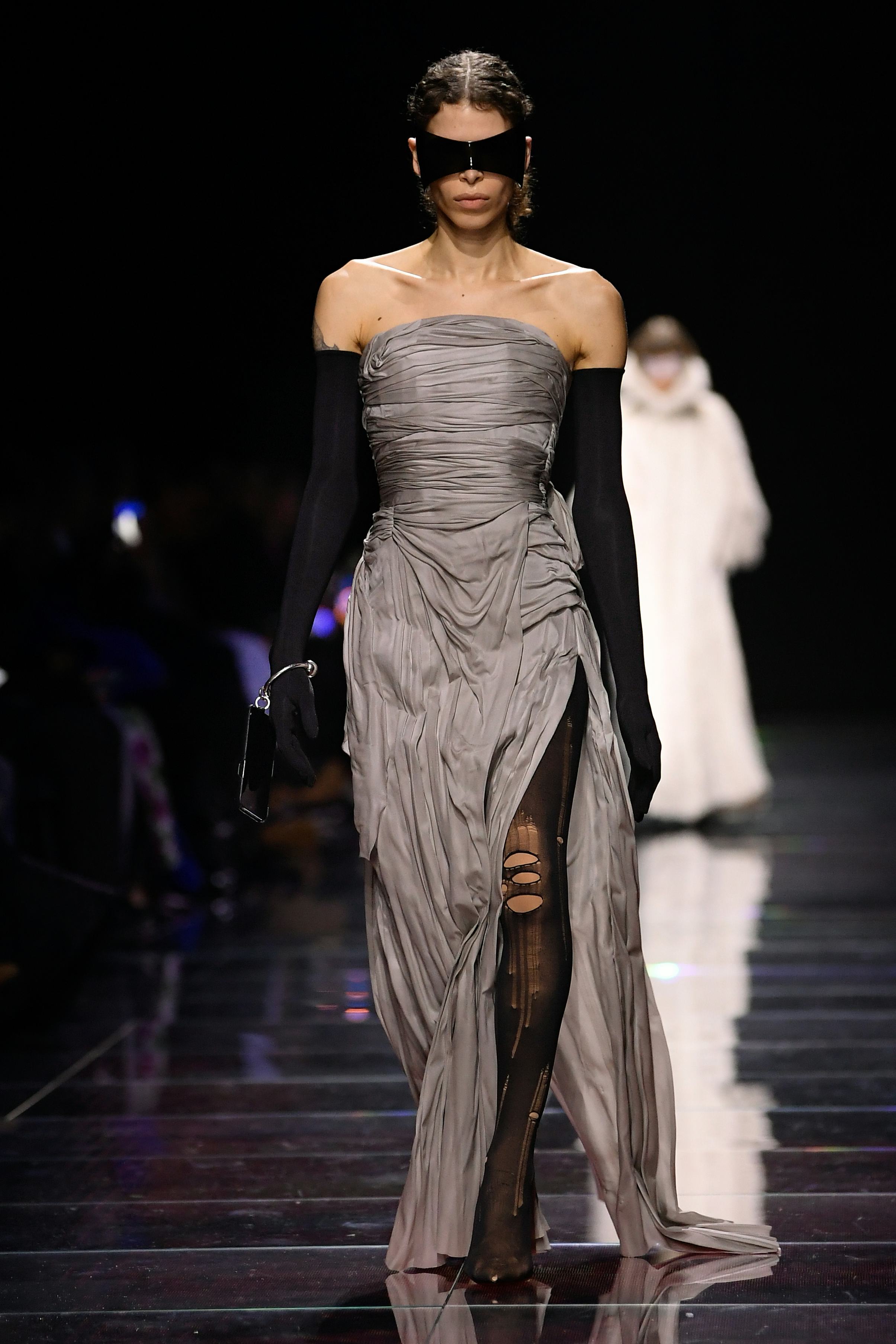 Paris Hazır Giyim Moda Haftası kapsamında Balenciaga RTW Sonbahar 2024'te podyumda model ...