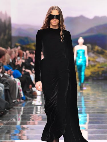 Paris Hazır Giyim Moda Haftası kapsamında Balenciaga RTW Sonbahar 2024'te podyumda model ...