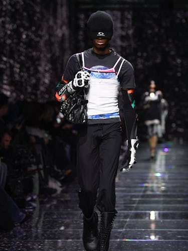 Paris Hazır Giyim Moda Haftası kapsamında Balenciaga RTW Sonbahar 2024'te podyumda model ...