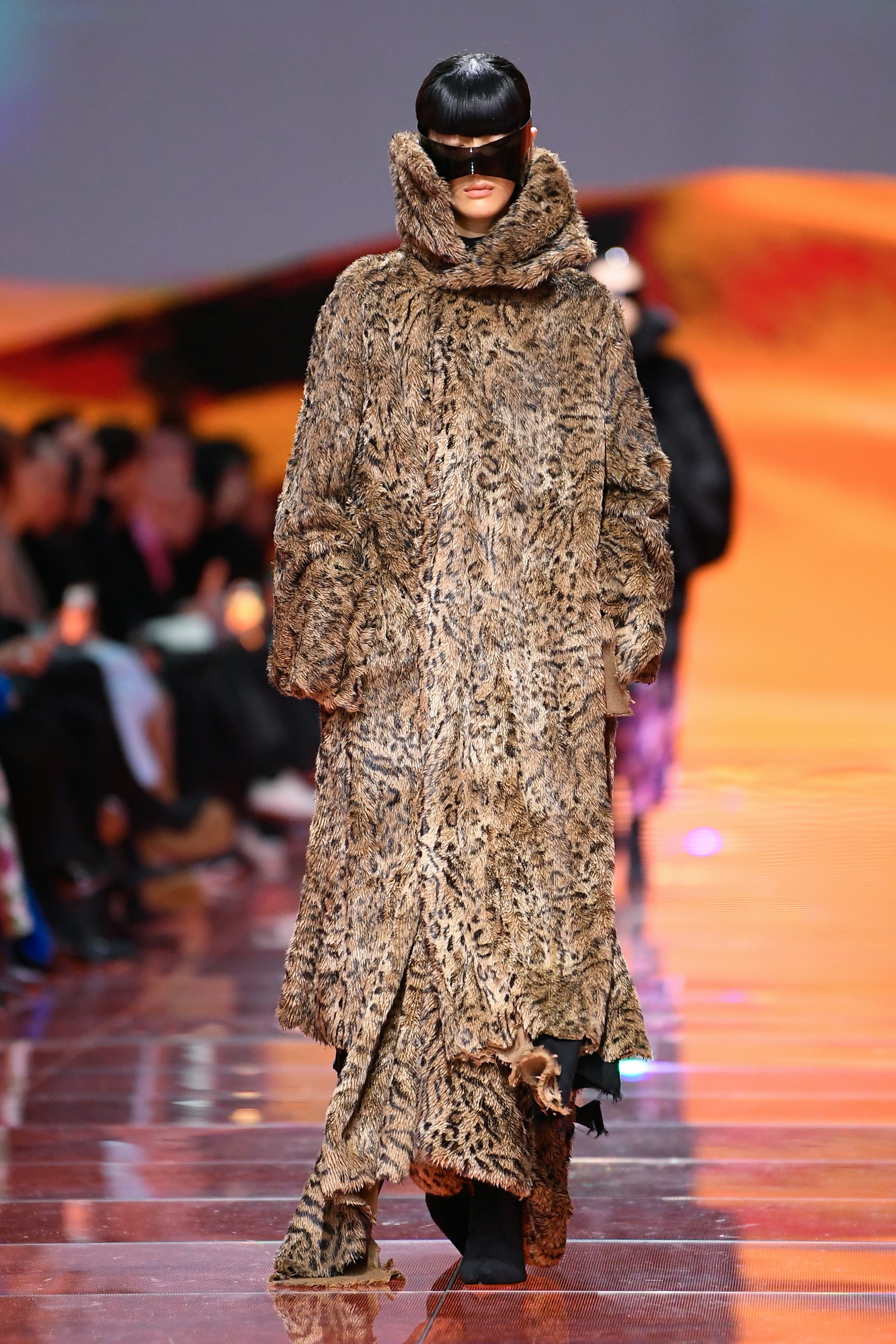 Paris Hazır Giyim Moda Haftası kapsamında Balenciaga RTW Sonbahar 2024'te podyumda model ...