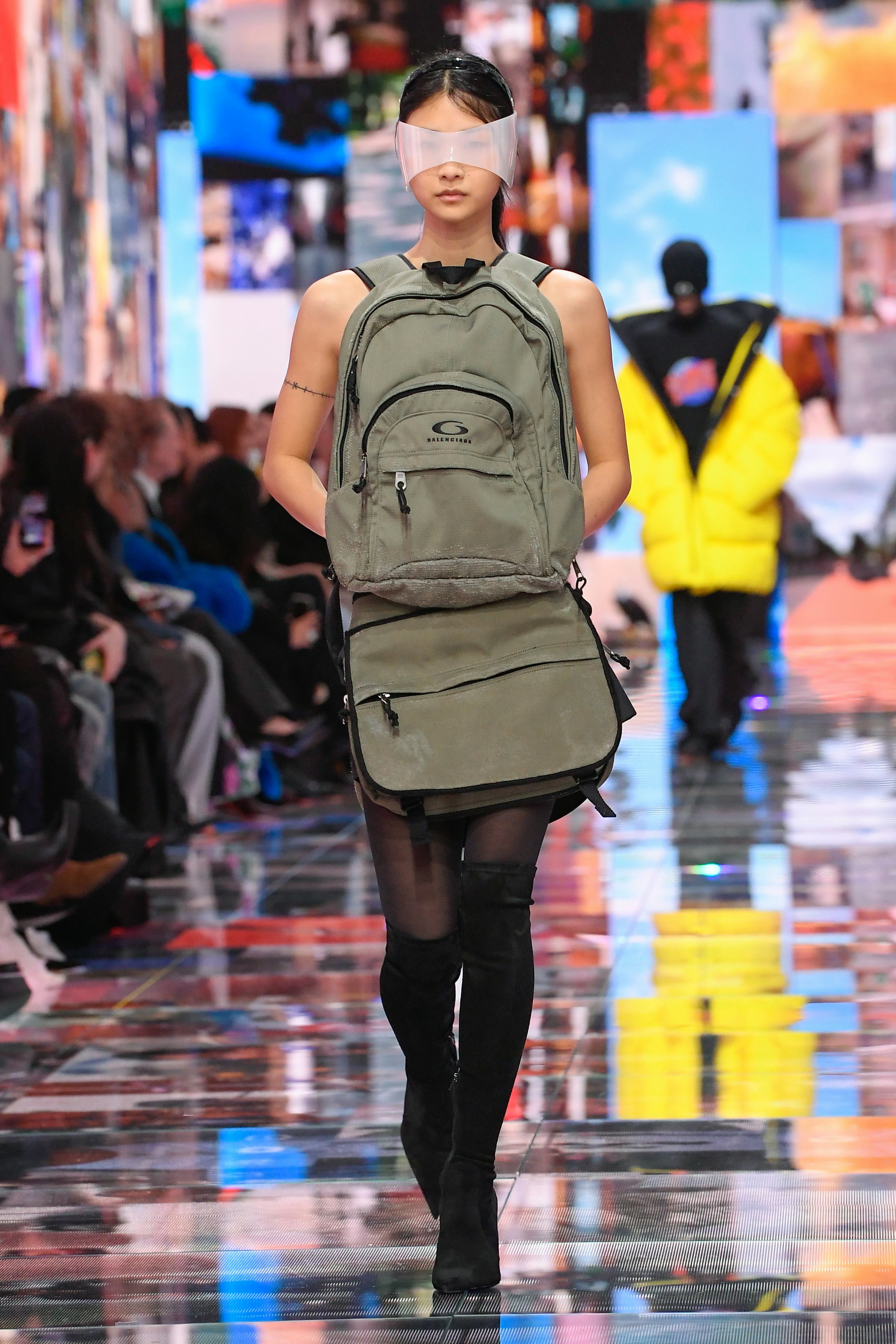 Paris Hazır Giyim Moda Haftası kapsamında Balenciaga RTW Sonbahar 2024'te podyumda model ...