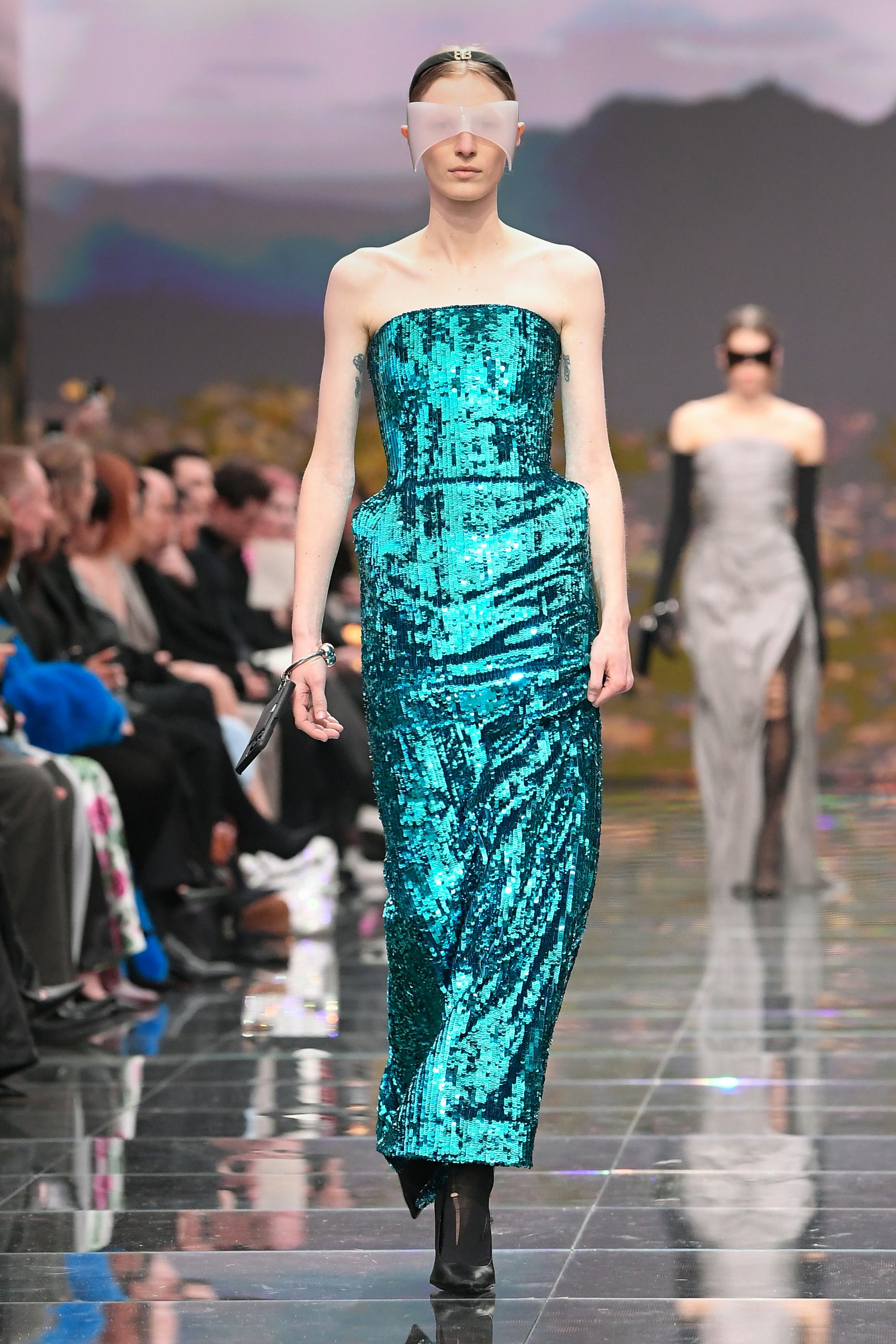 Paris Hazır Giyim Moda Haftası kapsamında Balenciaga RTW Sonbahar 2024'te podyumda model ...