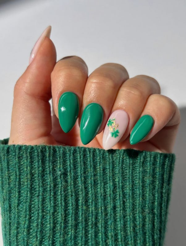 Green and white shamrock nail art, the perfect idea for St. Patricks Day 2024 nails.