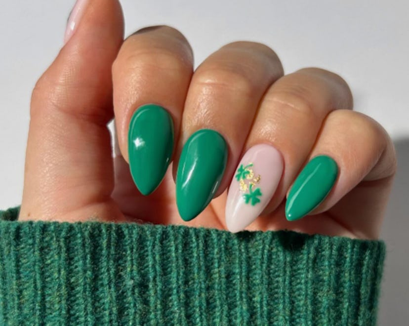 Green and white shamrock nail art, the perfect idea for St. Patricks Day 2024 nails.