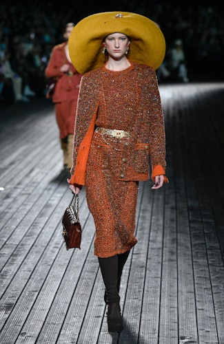 Yeşil renkte Paris Hazır Giyim Moda Haftası kapsamında Chanel RTW Sonbahar 2024 podyumunda bir model...