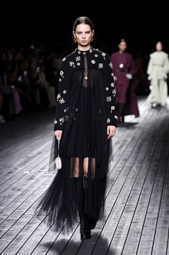 Bir model, Paris Fuarı kapsamında Chanel Kadın Giyim Sonbahar/Kış 2024-2025 defilesi sırasında podyumda yürüyor.