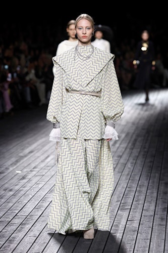 Bir model, Paris Fuarı kapsamında Chanel Kadın Giyim Sonbahar/Kış 2024-2025 defilesi sırasında podyumda yürüyor.