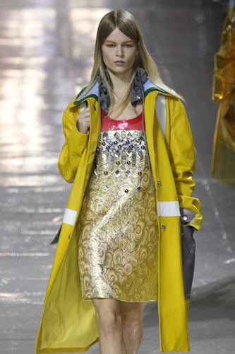 Bir model, Paris Moda Haftası Kadın Giyim Sonbahar/Kış kapsamında Miu Miu defilesi sırasında podyumda yürüyor.