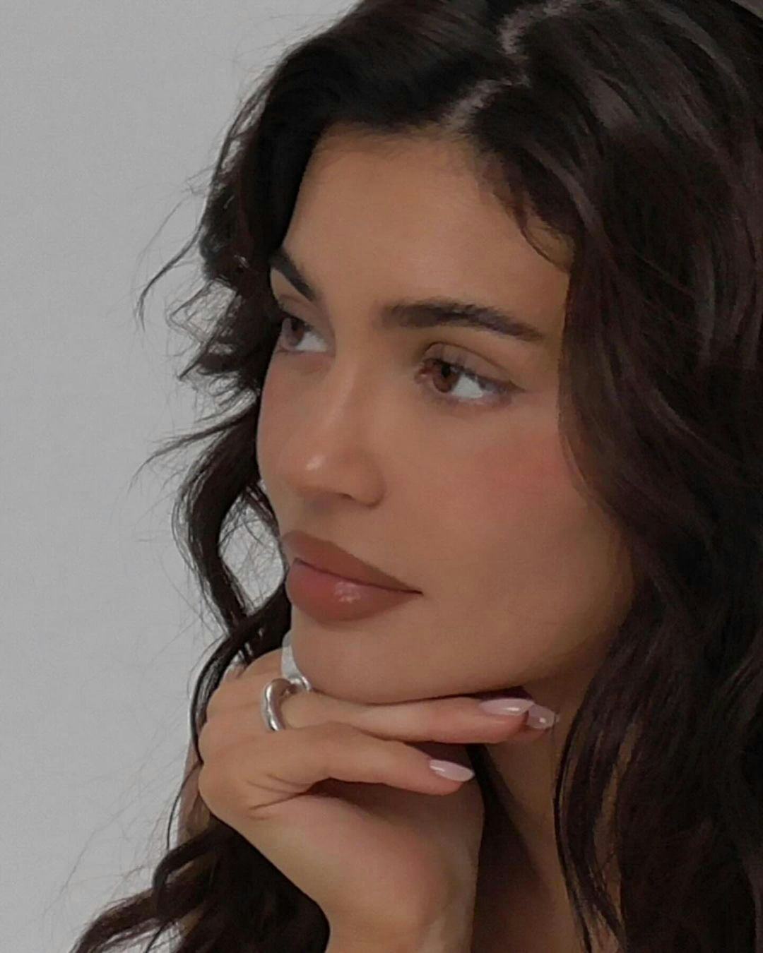 Kylie Jenner rocks an on-trend &ldquo;milk bath&rdquo; manicure.