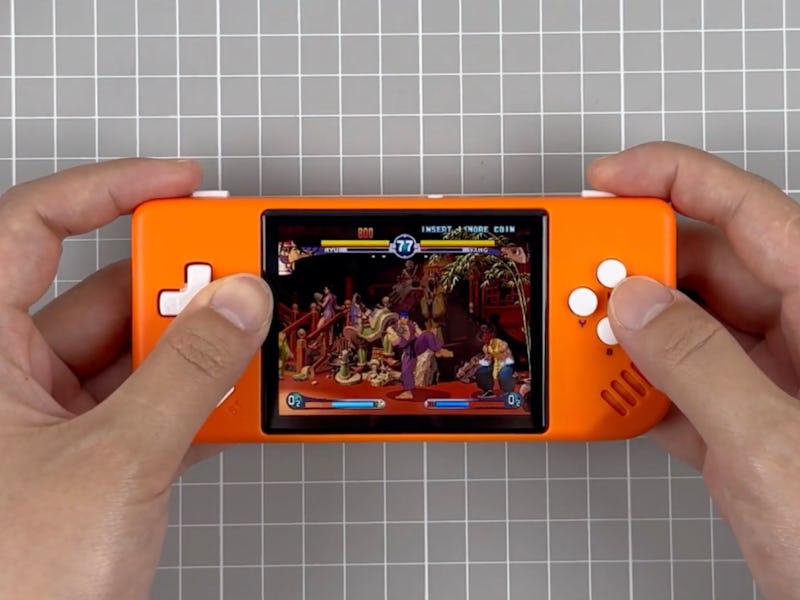 Anbernic's RG28XX playing Street Fighter