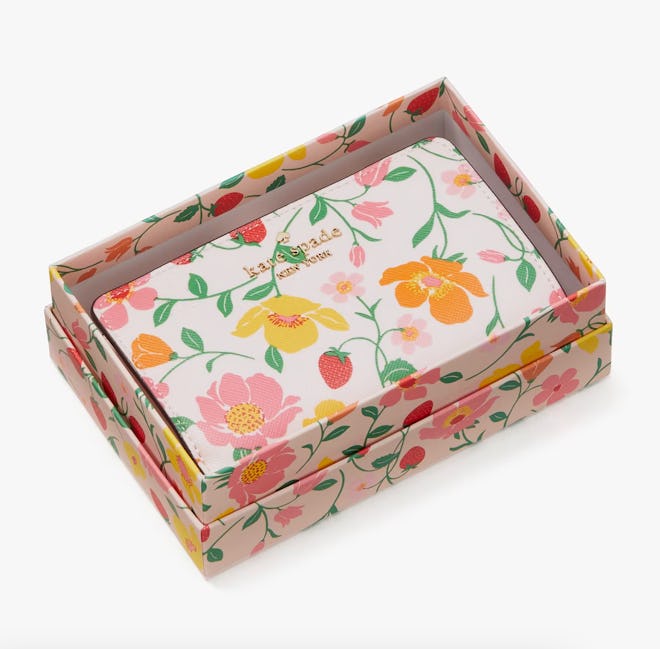 Boxed Madison Strawberry Garden Medium Compact Bifold