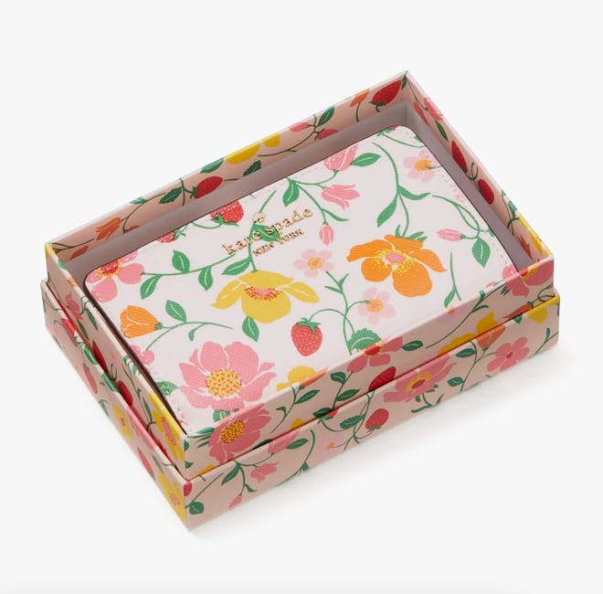 Boxed Madison Strawberry Garden Medium Compact Bifold