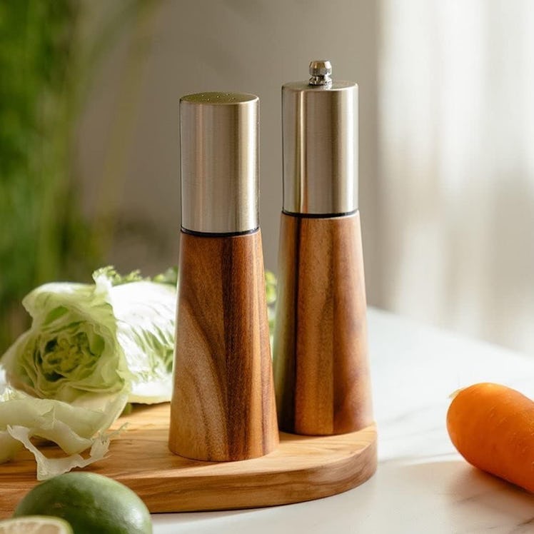 KOCHIRAKOSO Shaker and Pepper Grinder (2 Pieces)