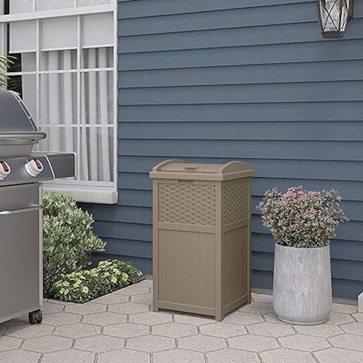 Suncast 33 Gallon Commercial Outdoor Trashcan