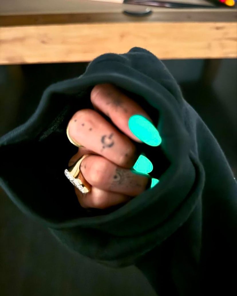 In April 2024, Hailey Bieber wore emerald green glow in the dark nails.
