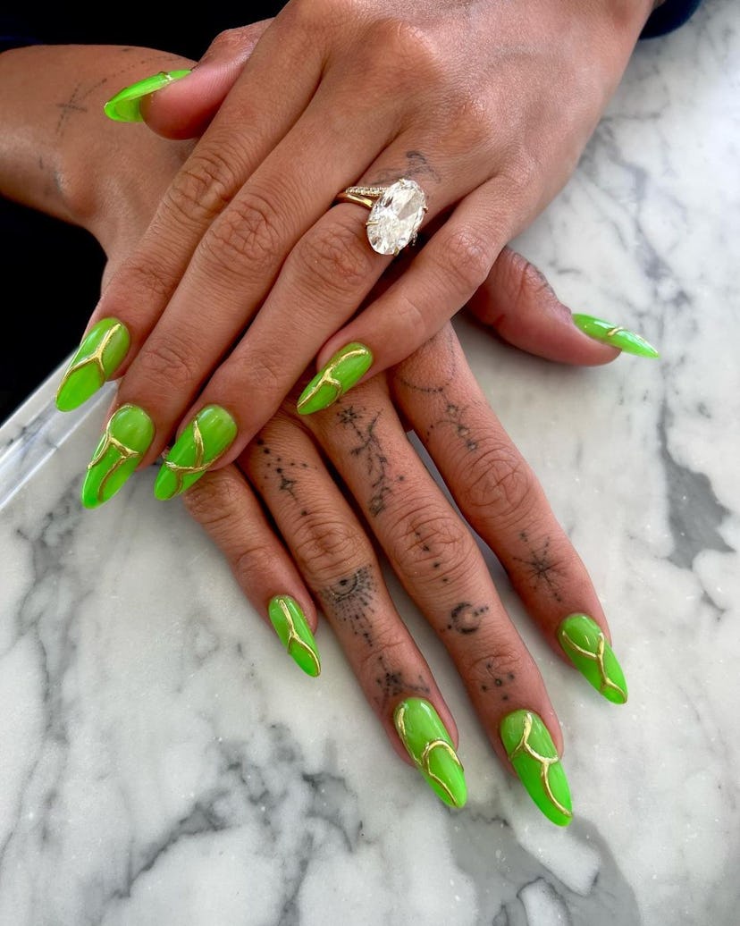 In April 2023, Hailey Bieber wore neon green glow in the dark nails.