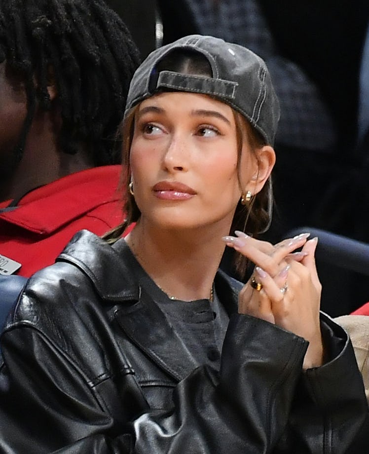 LOS ANGELES, CALIFORNIA - JANUARY 15: Hailey Bieber attends a basketball game between the Los Angele...