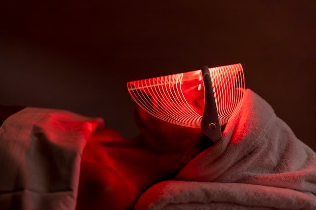 A woman used a red light therapy mask.