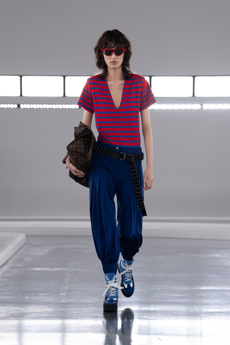 a look from louis vuitton voyager collection