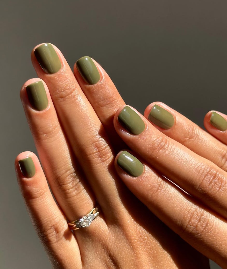 Френч оливкового цвета. Ногти хаки. Маникюр оливковый с бежевым. Ногти болотного цвета. Оливковый маникюр.