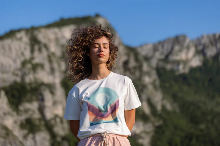 Mayıs 2024 burcunu okuduktan sonra güneşlenen genç kadın.