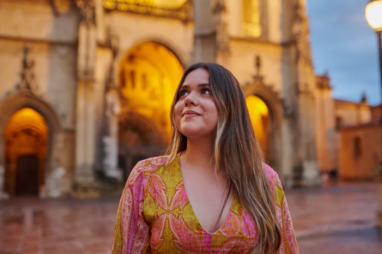 Mayıs 2024 burcunu okuduktan sonra seyahat eden genç kadın.