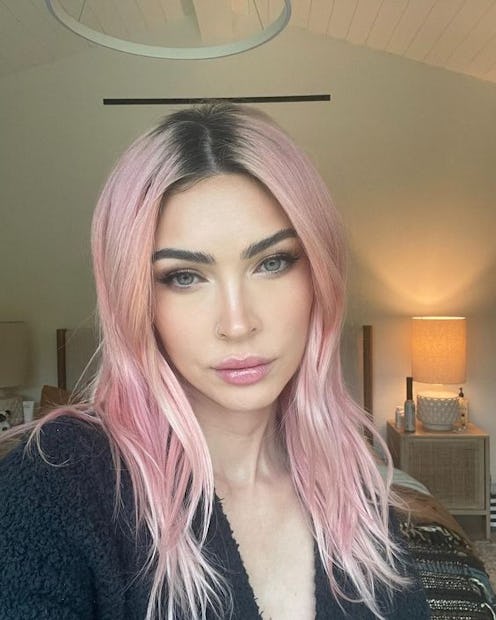 Megan Fox has officially traded in her "marshmallow pink" shag for a "washed denim" bob. And spoiler...