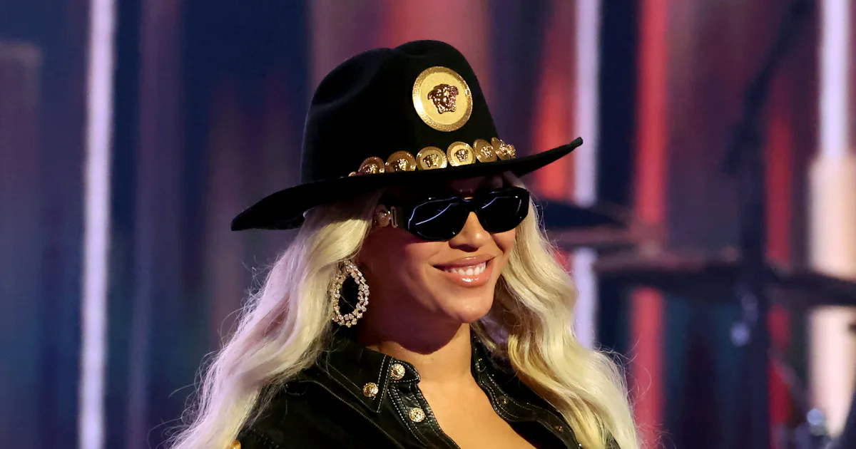 Beyoncé Suits Up In A Supermodel-worthy ’90s Versace Cowboy Fit