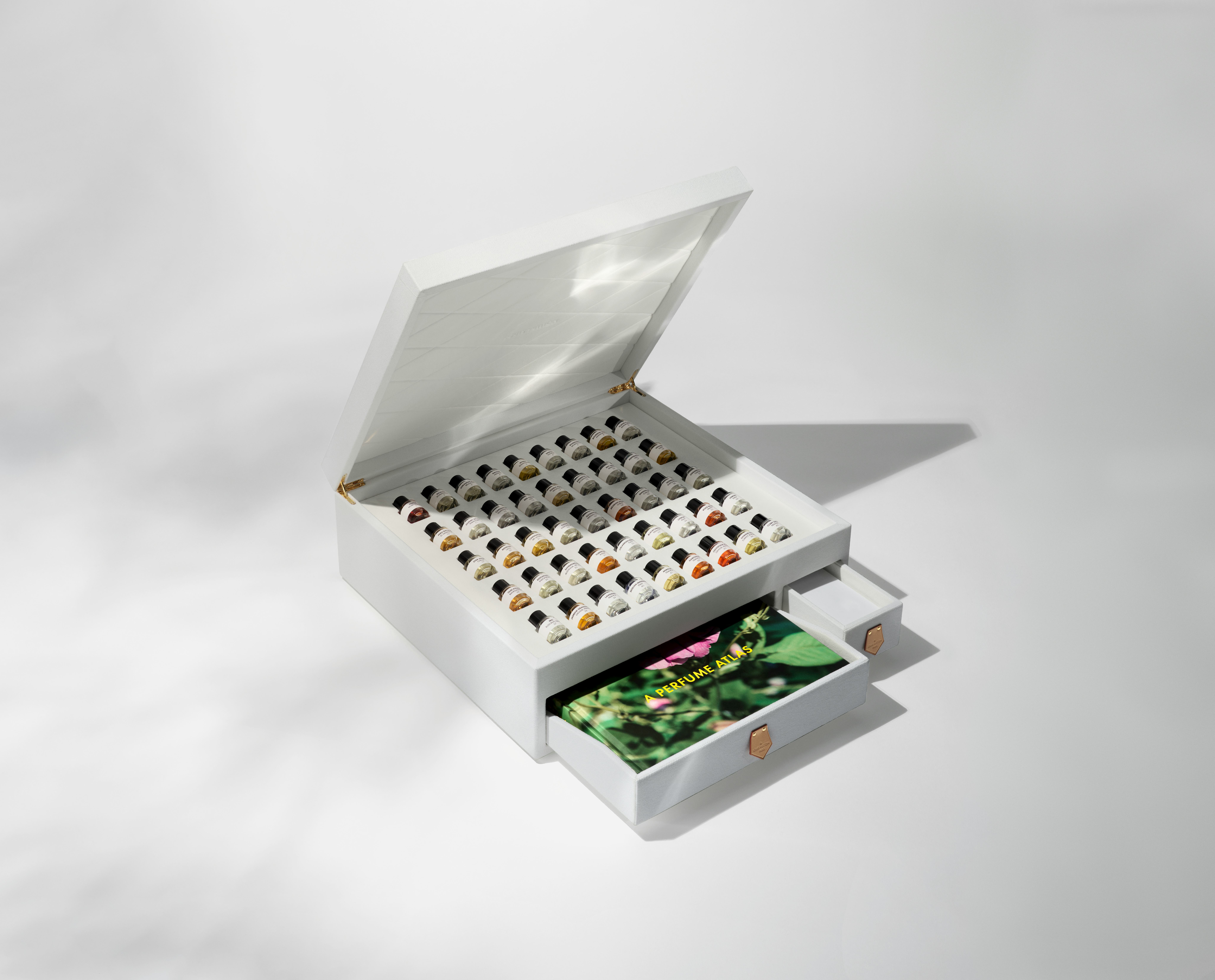 【 新品 】LOUIS VUITTON：A PERFUME ATLAS Louis Vuitton: A Perfume Atlas, English Version - Trunks
