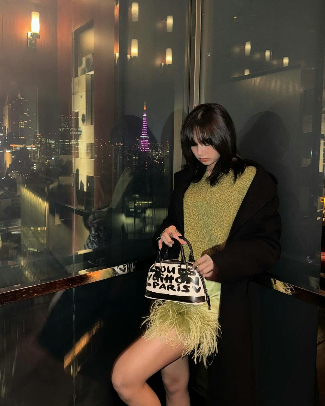 Lisa　ルイヴィトン Blackpink's Lisa Brings Back Louis Vuitton Cult '00s Stephen