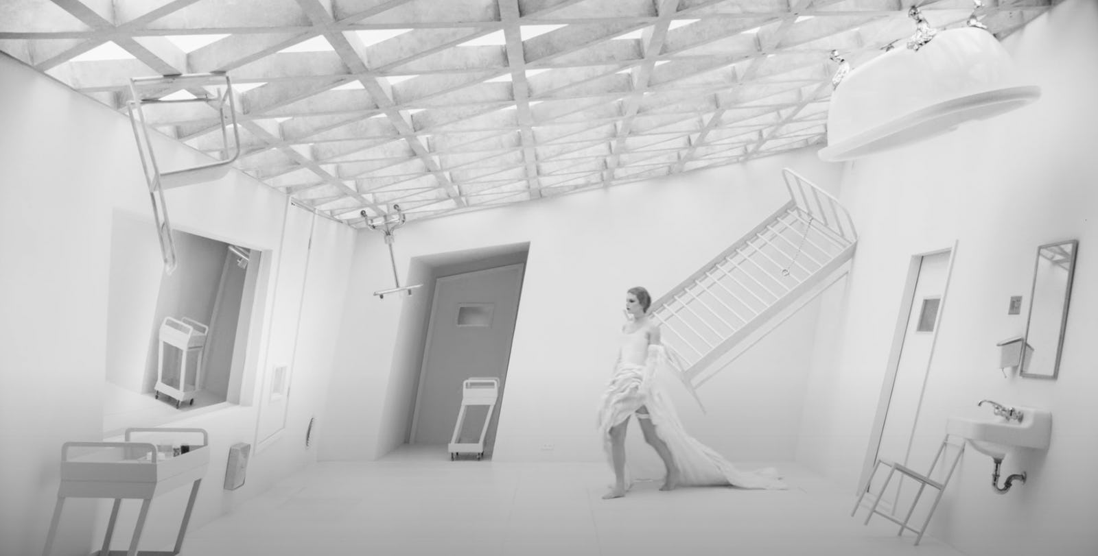 Taylor Swift&rsquo;s dress at the Grammys was an easter egg for the “Fortnight” music video.