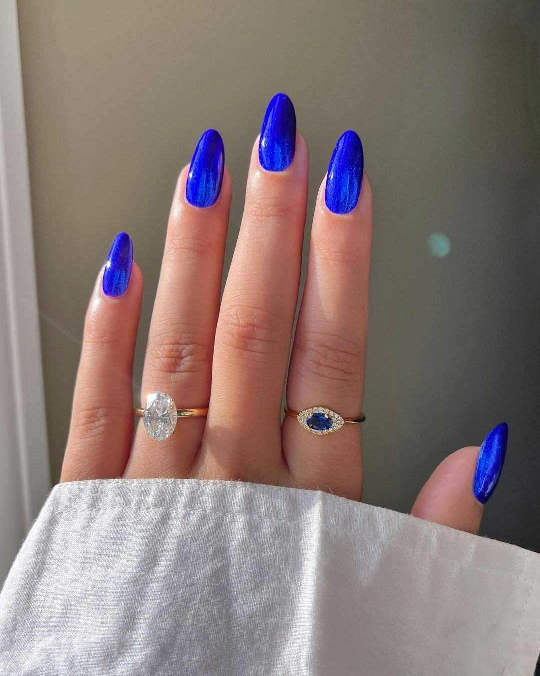 Glittering sapphire blue nails are on-trend.