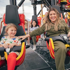 Kelly Clarkson rides a ride with her daughter, River Rose.