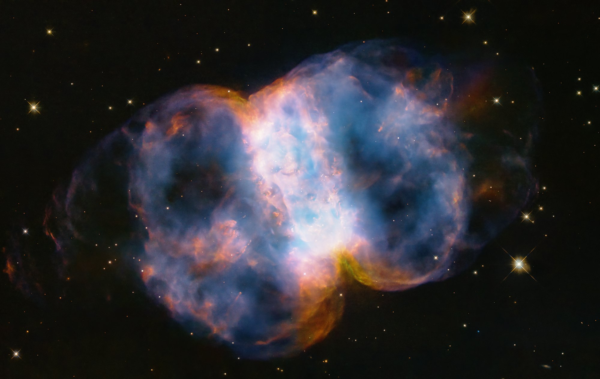 Знаменитому телескопу Хаббл только что исполнилось 34 года, и мы не можем перестать смотреть на его последний снимок