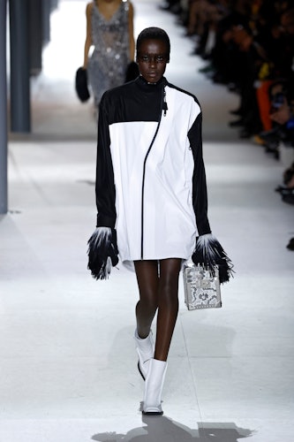 Louis Vuitton Sonbahar 2024'ten bir görünüm.