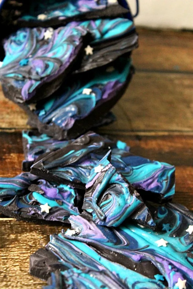 Galaxy bark, an easy and fun eclipse party snack.