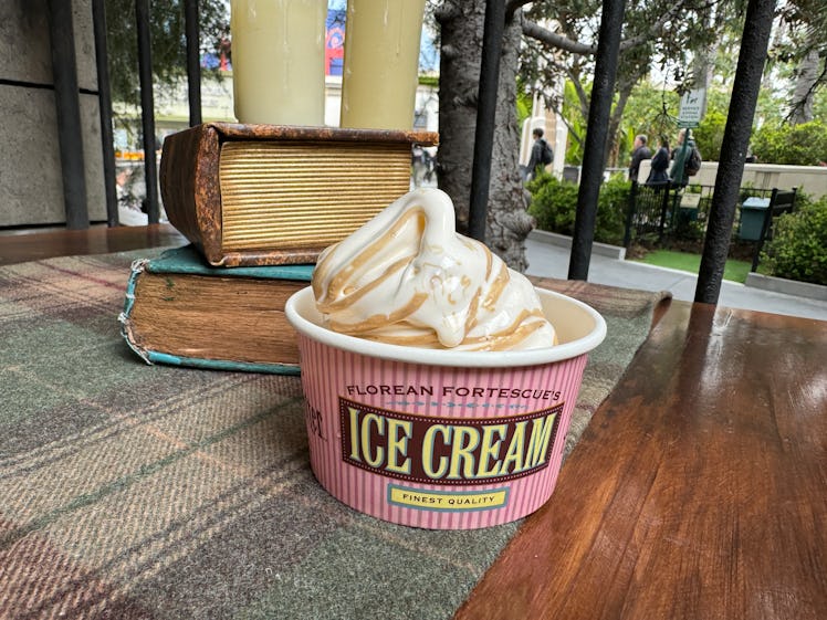 Universal Studios Hollywood has a new ice cream counter in Hogsmeade. 