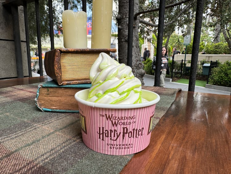 There is an apple-flavored ice cream at Universal Studios Hollywood. 